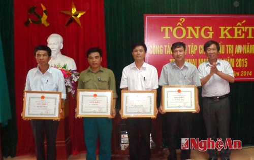 Lãnh đạo huyện Quỳnh Lưu trao giấy khen cho tập thể và cá nhân.