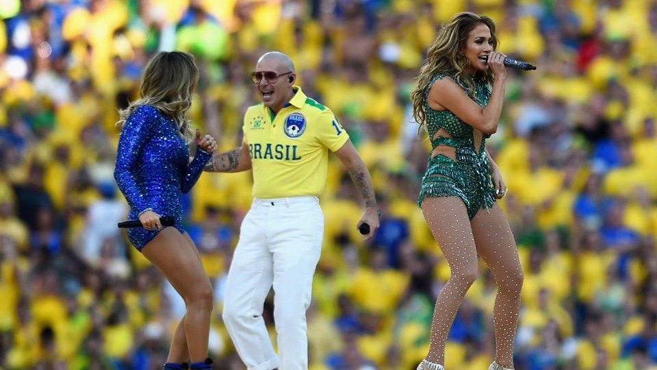  Rapper người Mỹ Pitbull, Leitte và Jennifer Lopez hào hứng trình diễn ca khúc chính thức của giải