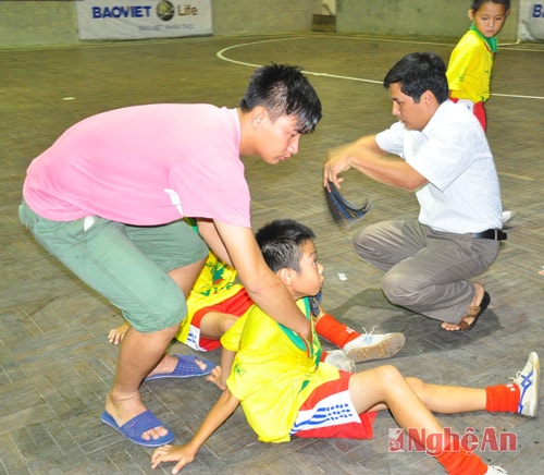 Ban huấn luyện đội Đô Lương săn sóc các cầu thủ trong giờ giải lao giữa 2 hiệp.