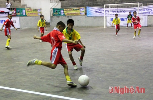 Tranh bóng quyết liệt ở khu vực giữa sân.