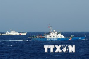 Tàu Hải cảnh Trung Quốc đeo bám ngăn cản quyết liệt tàu Cảnh sát biển Việt Nam. (Ảnh: Công Định-Hữu Trung/TTXVN)