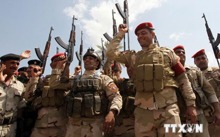 Binh sỹ quân đội Iraq sẵn sàng chiến đấu để bảo vệ đất nước (Ảnh: AFP/TTXVN)