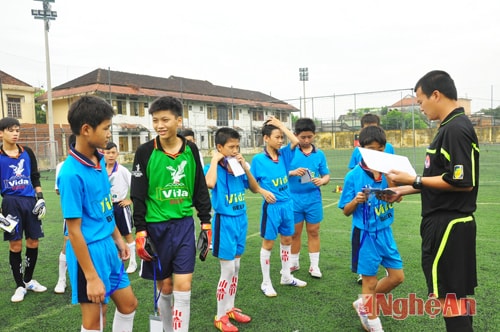 Trọng tài làm thủ tục trước trận đấu