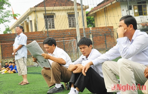 Tranh thủ giờ gải lao, khán giả đọc lại diienx biến các trận đấu trước trên báo Nghệ An