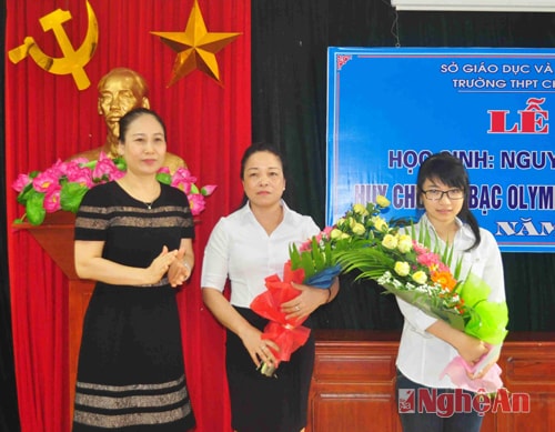Đồng chí Đinh Thị Lệ Thanh tặng hoa cho em Nguyễn Thị Phương Trang và cô giáo Trần Thị Minh Nguyệt