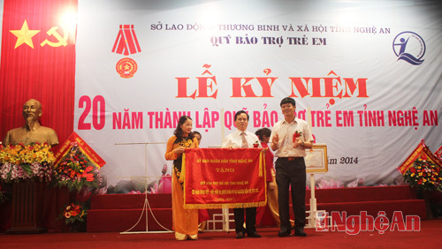 Đồng chí Lê Xuân Đại tặng bức trướng của UBND tỉnh