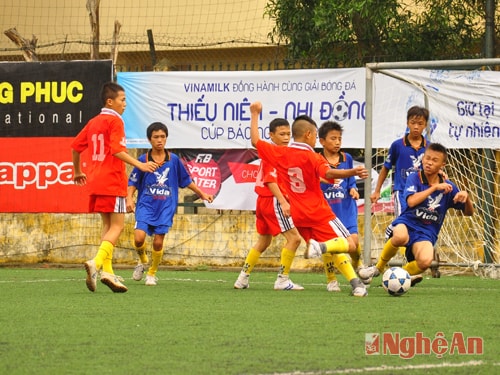 Tình huống nguy hiểm trước khung thành đội TN Quỳnh Lưu