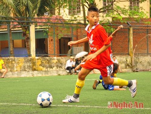 Cầu thủ Thái Hòa dẫn bóng về khung thành đối phương
