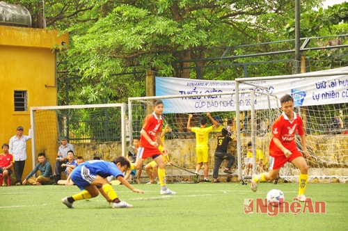 Một pha bóng nguy hiểm trước khung thành đội TX Thái Hòa.