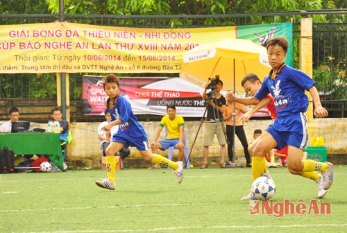 Tranh chấp bóng quyết liệt giữa sân.