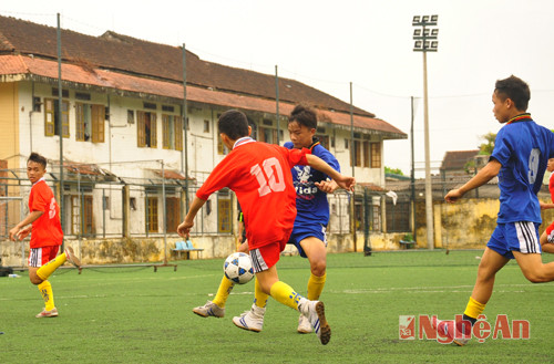 Tranh chấp bóng quyết liệt giữa sân.