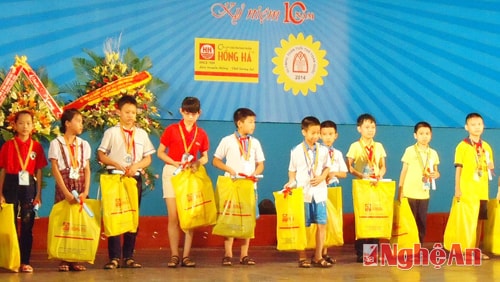 Các em học sinh nhận thưởng