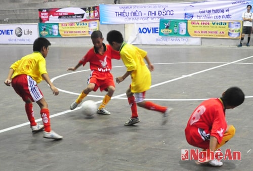 Cầu thủ Tân Kỳ khó khăn giành bóng với Đô Lương
