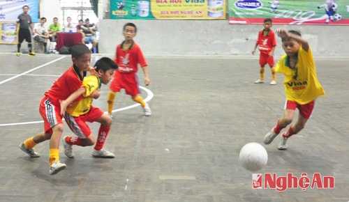Nổ lực cản phá bóng từ khu vực giữa sân.