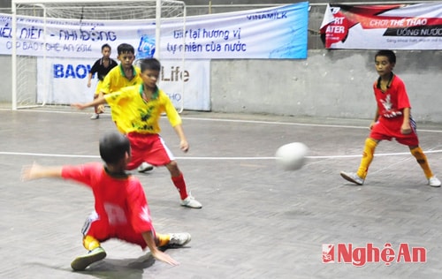 Nỗ lực của cácc cầu thủ Đô Lương không cho kết quả