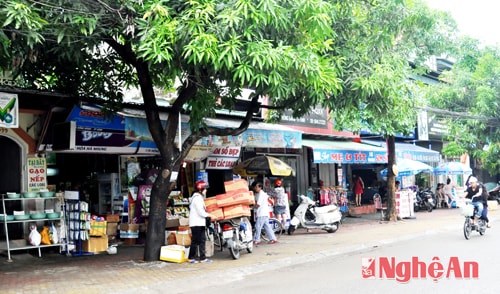 Cựa hàng dịch vụ trên phố Hồng Bàng