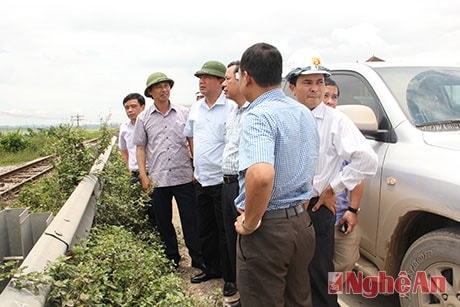 Đồng chí Đinh La Thăng kiểm tra dự án nút giao thông cầu vượt đường sắt đoạn qua ngã ba Yên Lý, huyện Diễn Châu