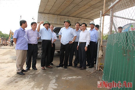 Đồng chí Nguyễn Xuân Đường - Phó Bí thư Tỉnh ủy, Chủ tịch UBND tỉnh báo cáo tiến độ thực hiện dự án nút giao thông cầu vượt đường sắt quốc lộ 46 tại phường Cửa Nam, Tp Vinh