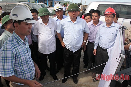 Đồng chí Đinh La Thăng kiểm tra tiến độ thực hiện dự án Quốc lộ 1A đoạn Nghệ An - Hà Tĩnh