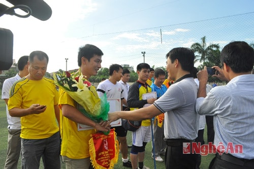 Đồng chí Nguyễn Như Khôi, Giám đốc Đài PTTH Nghệ An tặng hoa và cờ lưu niệm cho Đội bóng đá Báo Nghệ An