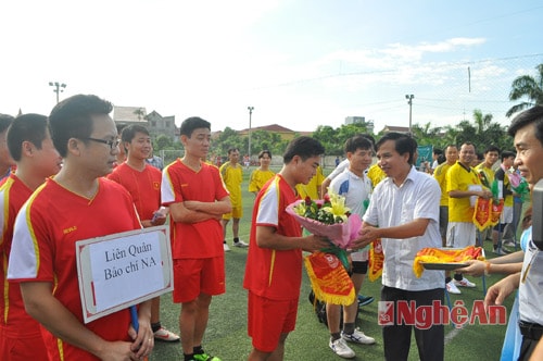 Đồng chí Nguyễn Như Khôi, Giám đốc Đài PTTH Nghệ An tặng hoa và cờ lưu niệm cho Đội liên quân báo chí Nghệ An