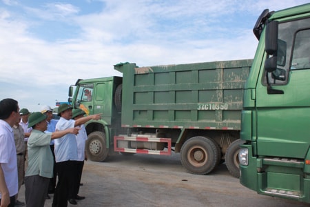 Bộ trưởng Đinh La Thăng yêu cầu xử lý xe quá tải ngay tại công trường mở rộng QL1 tại huyện Kỳ Anh, Hà Tĩnh.