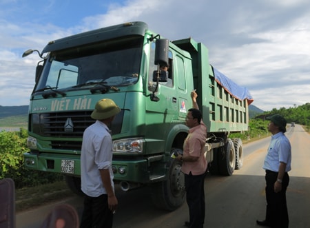 Xe quá tải hoạt động với mật độ dày đặc trên QL12 