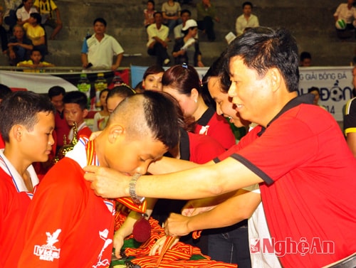 Trao Huy Chương bạc cho đội TN Thái Hòa.