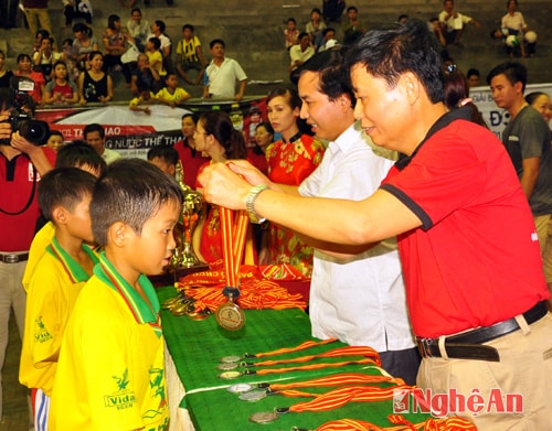 Trao Huy Chương bạc cho đội NĐ Đô Lương.