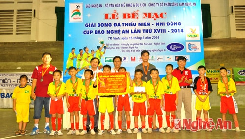 Trao thưởng cho đội đạt giải nhì - đội nhi đồng Đô Lương