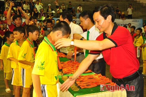 Trao Huy Chương đồng cho đội NĐ Yên Thành.