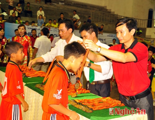 Trao Huy Chương đồng cho đội NĐ Tân Kỳ.