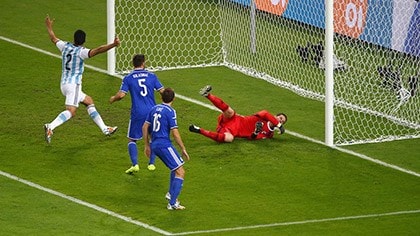 Bosnia nhận bàn thua sớm trong lần đầu tiên tham dự World Cup. Ảnh: Getty Images.