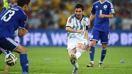 Cú cứa lòng đẳng cấp của Messi giúp Argentina nhân đôi cách biệt. Ảnh: Getty Images.