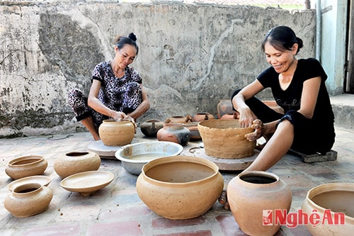 Làm nồi đất. Ảnh: Sỹ Minh