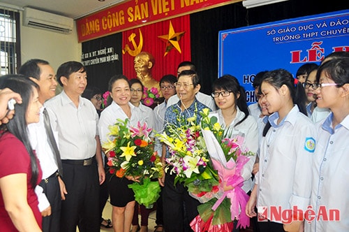 Niềm vui của thầy, cô giáo và học sinh Trường THPT chuyên Phan Bội Châu.