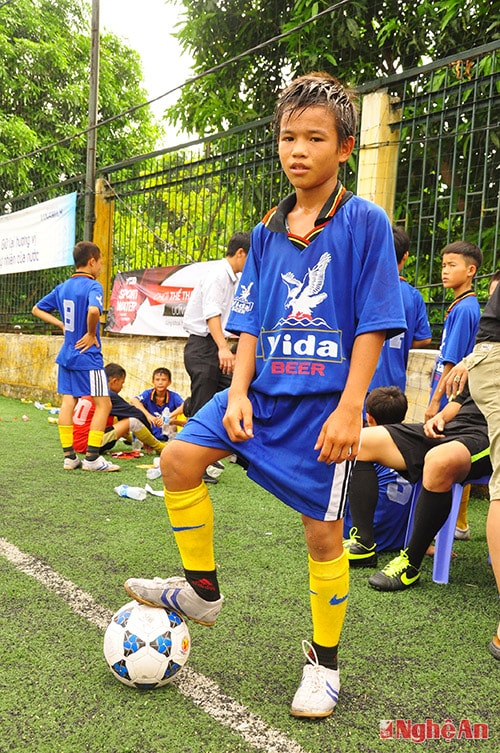 Chiếc giày vàng Lê Anh Tuấn.
