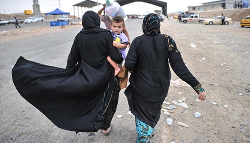 Người dân Iraq chạy trốn khỏi thành phố bị quân khủng bố chiếm đóng.