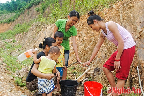 Người dân bản Xiềng, xã Đôn Phục góp tiền mua ống nhựa lấy nước ở ven sườn núi.