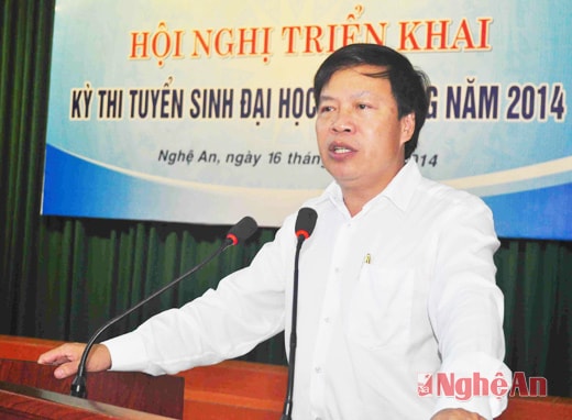 Ông Đinh Xuân Khoa - Chủ tịch Hội đồng coi thi cụm thi Vinh triển khai công tác chuẩn bị coi thi.