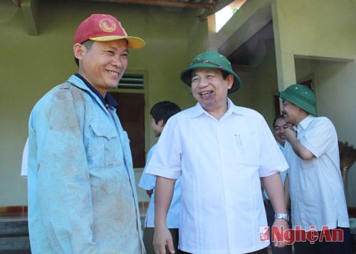 Nghe chủ trang trại chăn nuôi bò Hoàng Đình Sơn giới thiệu về mô hình chăn nuôi 