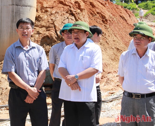 Đồng chí Nguyễn Xuân Đường kiểm tra tiến độ công trình cầu Hoa Hải