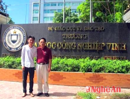 Em Nguyễn Hữu Hà cùng Phó hiệu trưởng Lê Ngọc Xuân.