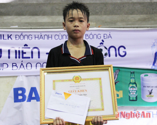 Nguyễn Cảnh Tiệp - thủ môn đội NĐ Đô Lương nhận bằng khen Thủ môn Xuất sắc nhất giải ở lứa tuổi nhi đông của Ban Tổ chức 