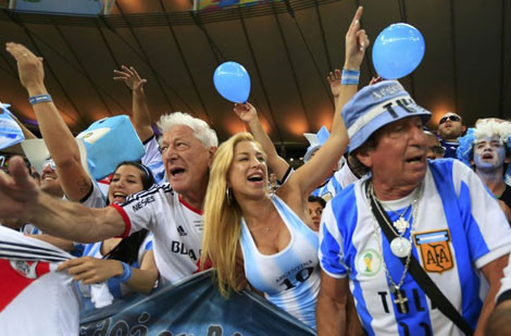 Cổ động viên Argentina tưng bừng trên sân Maracana trong thời gian diễn ra trận đấu giữa Argentina và Bosnia.