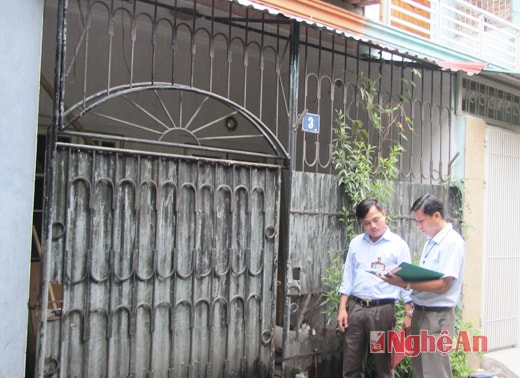 Cán bộ Chi cục Thuế kiểm tra trụ sở Công ty TNHH tổng hợp Mai Phương. 