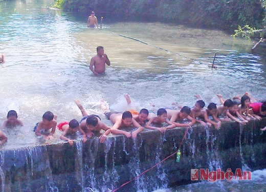 Đoàn Thanh niên xã Tân An (Tân Kỳ) mở các lớp dạy bơi cho trẻ.