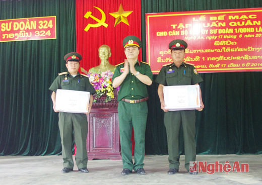 Đại tá Nguyễn Văn Sơn, Sư đoàn trưởng Sư đoàn 324 (Quân khu 4) tặng quà cho các học viên Lào.