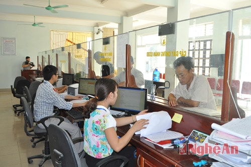 Giải quyết hồ sơ thủ tục hành chính liên thông tại Trung tâm giao dịch một cửa huyện