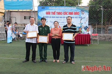 Đồng chí Phạm Thị Hồng Toan trao giải cho các VĐV đạt giải ở nội dung bóng bàn